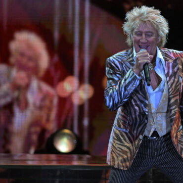 watch-rod-stewart-dedicate-“broken-arrow”-to-robbie-robertson-in-seattle