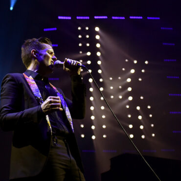 the-killers-apologize-for-bringing-russian-fan-onstage-in-georgia,-telling-crowd-they’re-all-“brothers”