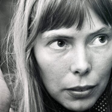 joni-mitchell-announces-new-rarities-album,-shares-early-court-and-spark-demo:-listen