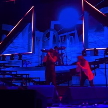 watch-the-strokes-play-“15-minutes”-for-the-first-time-in-17-years-and-bring-out-regina-spektor-in-forest-hills