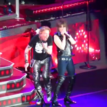 watch-chrissie-hynde-join-guns-n’-roses-on-“bad-obsession”-in-boston