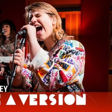 watch-alex-lahey-cover-cass-elliot’s-“make-your-own-kind-of-music”