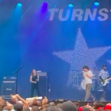 watch-julien-baker-sing-“underwater-boi”-with-turnstile-at-rock-en-seine