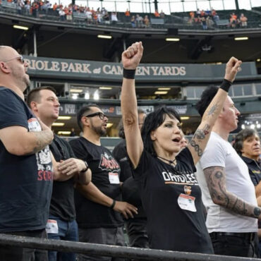 baltimore-orioles-superfan-joan-jett-helps-announce-game,-photobombs-team-picture