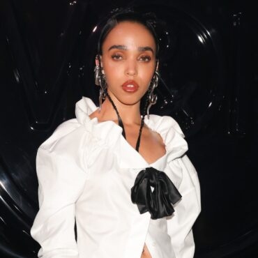 watch-fka-twigs-cover-opus-iii’s-“it’s-a-fine-day”-at-vogue-world:-london-2023