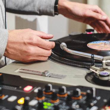 the-best-dj-turntables:-9-decks-that-perfectly-blend-tradition-with-tech