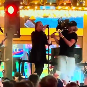 watch-u2-debut-new-song-“atomic-city”-at-las-vegas-music-video-shoot