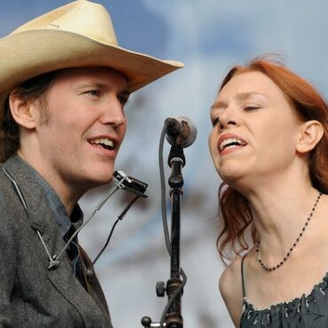 gillian-welch-announces-reel-to-reel-tape-reissue-of-the-harrow-&-the-harvest