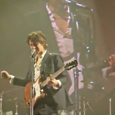 watch-arctic-monkeys-play-“hello-you”-live-for-the-first-time-in-vancouver