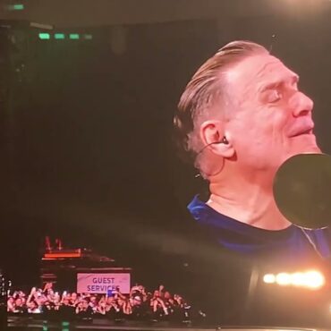 watch-bryan-adams-&-her.-join-coldplay-for-“(everything-i-do)-i-do-it-for-you”-in-vancouver