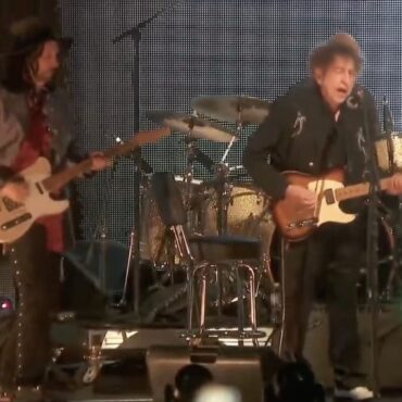 watch-bob-dylan-play-surprise-set-with-the-heartbreakers-at-farm-aid