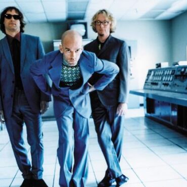 rem.-announces-expanded-25th-anniversary-“up”-reissue-with-“party-of-five”-live-set