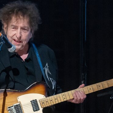 bob-dylan-plays-surprise-farm-aid-set-with-tom-petty’s-heartbreakers:-watch