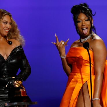 beyonce-and-megan-thee-stallion-perform-“savage-remix”-live-together-for-the-first-time:-watch