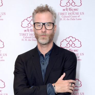 matt-berninger-still-working-on-sitcom-with-brother,-now-called-dos-apes