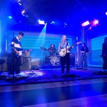 watch-alvvays-play-blue-rev-songs-on-cbs-saturday-morning