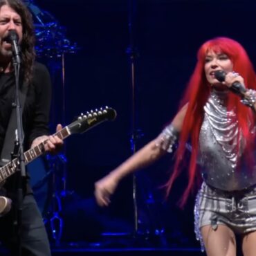 watch-foo-fighters-play-“best-of-you”-with-shania-twain-at-acl-fest