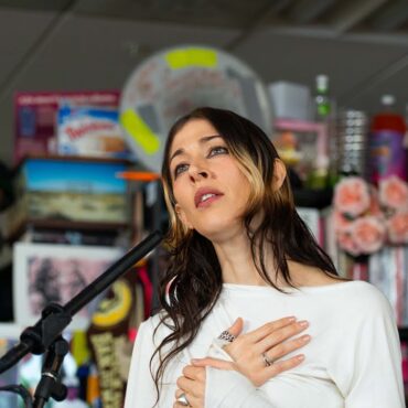 watch-caroline-polachek’s-npr-“tiny-desk-concert”