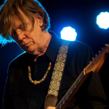 thurston-moore-cancels-book-tour-due-to-“debilitating”-health-condition