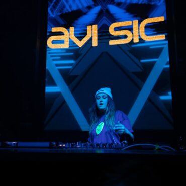 avi-sic-drops-dynamic-'just-dancing'-via-buy-now-records:-a-fusion-of-tech-&-electro-house