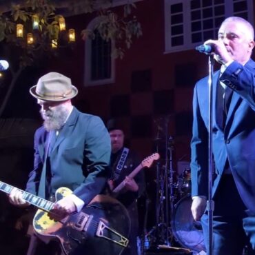 watch-operation-ivy’s-tim-armstrong-&-jesse-michaels-play-“take-warning”-at-terry-hall-tribute-in-la