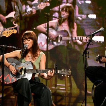 watch-feist-perform-“hiding-out-in-the-open”-on-fallon