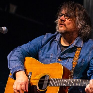 wilco’s-jeff-tweedy-covers-bill-fay’s-“filled-with-wonder-once-again”:-listen