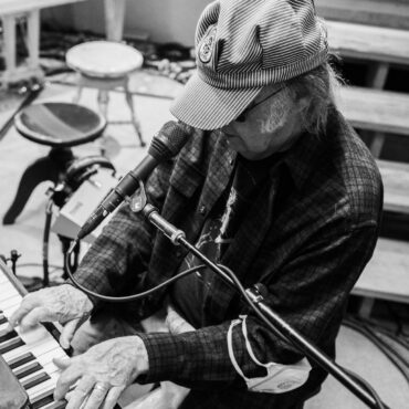 neil-young-reimagines-old-songs-on-new-acoustic-album-before-and-after