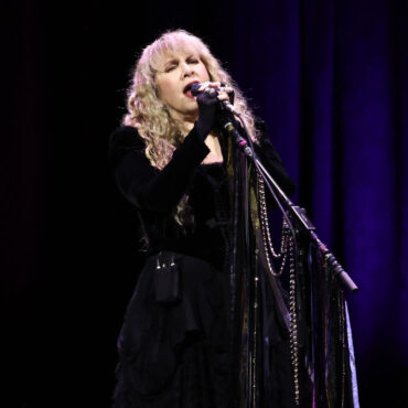 rock-&-roll-hall-of-fame-adds-stevie-nicks,-adam-levine,-ice-t,-&-more-for-2023-induction-ceremony