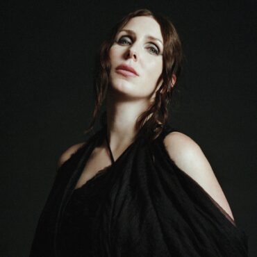 chelsea-wolfe-announces-album,-shares-new-“whispers-in-the-echo-chamber”-video:-watch