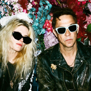 the-kills-go-golfing-in-the-video-for-new-song-“wasterpiece”-and-announce-2024-tour-dates