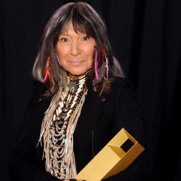 buffy-sainte-marie-releases-statement-about-indigenous-heritage-ahead-of-investigative-report