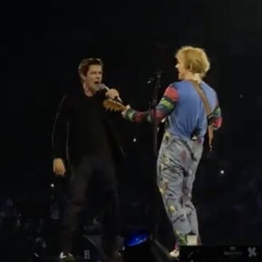 watch-brandon-flowers-join-ed-sheeran-for-“mr.-brightside”-in-vegas