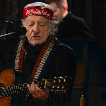 watch-willie-nelson-perform-“i-never-cared-for-you”-on-colbert