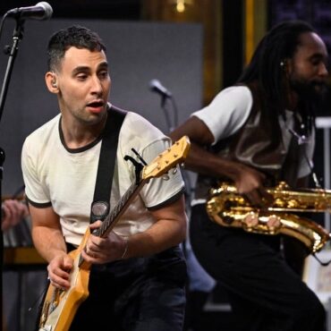 jack-antonoff-chats,-bleachers-perform-“modern-girl”-on-fallon:-watch