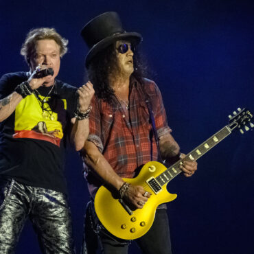 watch-guns-n’-roses-debut-unreleased-song-“the-general”-at-la-tour-closer