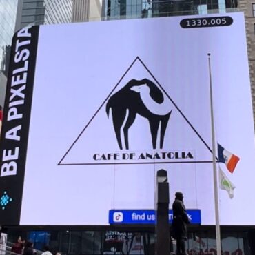 revolutionizing-the-soundscape:-cafe-de-anatolia’s-dazzling-debut-on-times-square’s-grand-stage