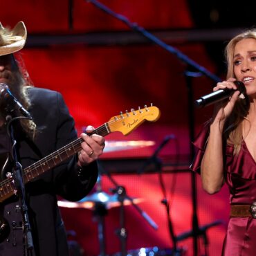 watch-elton-john,-sheryl-crow,-brittany-howard,-and-chris-stapleton-perform-the-band’s-“the-weight”-at-rock-hall-2023