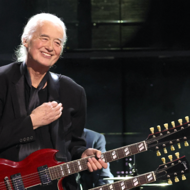 watch-jimmy-page-perform-link-wray’s-“rumble”-in-surprise-rock-hall-2023-appearance