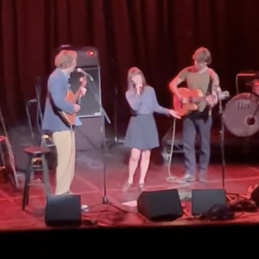 watch-feist-reunite-with-kings-of-convenience-in-la