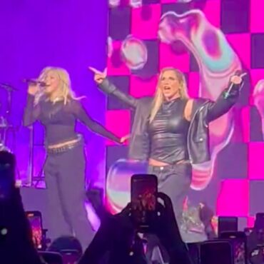 watch-kesha-join-renee-rapp-for-“your-love-is-my-drug”-in-brooklyn