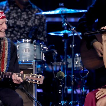 watch-willie-nelson-perform-with-sheryl-crow,-dave-matthews,-and-chris-stapleton-at-2023-rock-&-roll-hall-of-fame