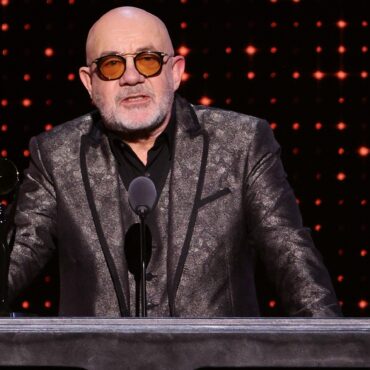 bernie-taupin-takes-dig-at-jann-wenner-at-rock-&-roll-hall-of-fame-2023-induction