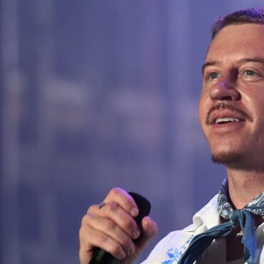 macklemore-delivers-impromptu-speech-at-pro-palestine-rally-in-dc.