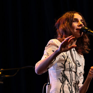 watch-pj-harvey-perform-songs-from-new-album-at-first-us-appearance-in-six-years