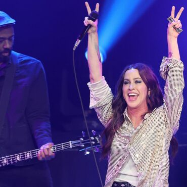 alanis-morissette-announces-2024-tour-with-joan-jett