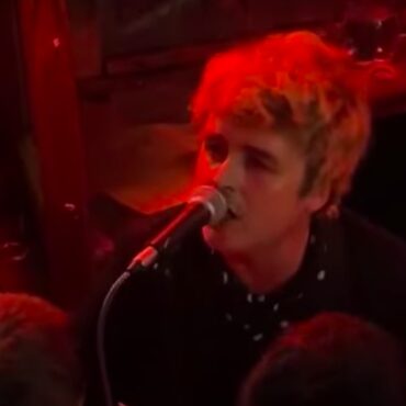 watch-green-day-play-“walking-contradiction”-for-the-first-time-in-22-years-at-london-pub-pop-up-show