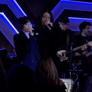 watch-dave-grohl-join-daughter-violet-on-nirvana-and-foo-fighters-covers