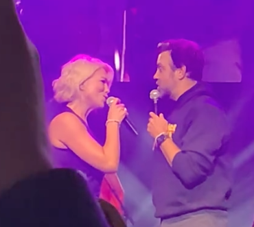 watch-ted-lasso-stars-jason-sudeikis-&-hannah-waddingham-sing-“shallow”-from-a-star-is-born-at-thundergong!-benefit