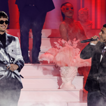 watch-peso-pluma-and-eslabon-armado-perform-“ella-baila-sola”-at-2023-latin-grammys